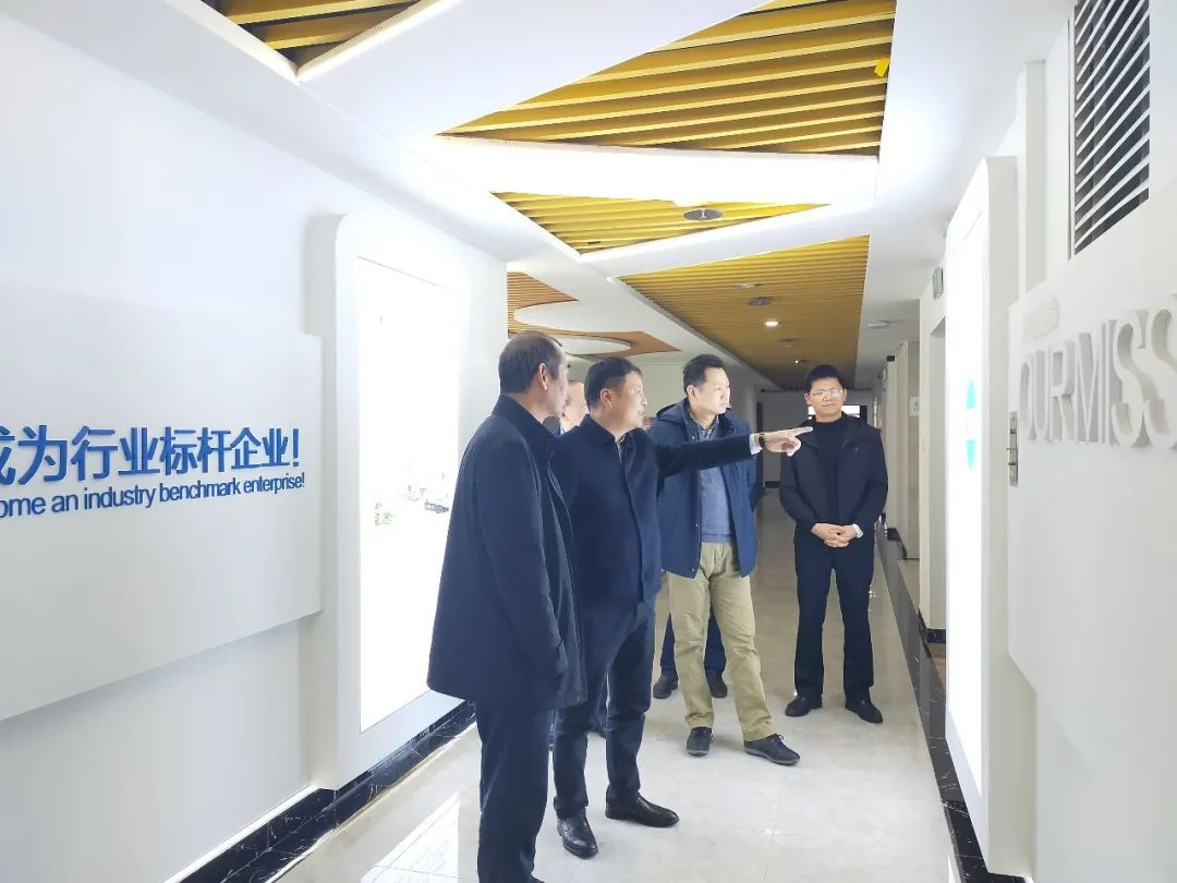 董事長(zhǎng)劉黎明向領(lǐng)導(dǎo)們介紹公司文化墻